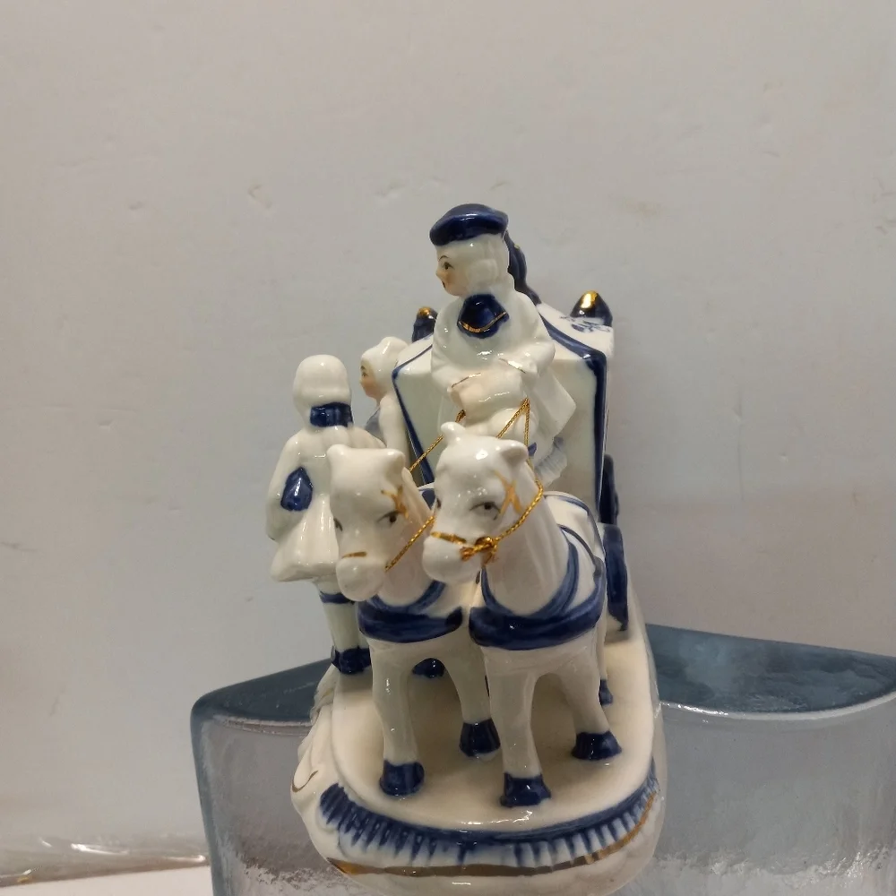 VICTORIAN Colonial Blue White Horse Carriage Figurine Porcelain Ceramic